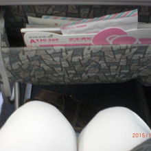 座席。ヤッパリ足元はちょっと狭いかな〜