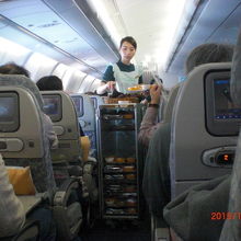 エコノミークラスは、往復ほぼ満席でした