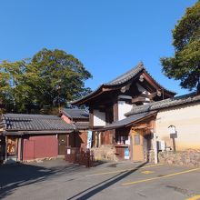 拝観受付と南門（重要文化財）