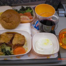 往路の和食風機内食。私はこの豚角煮丼をチョイス