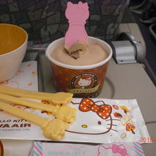 チョコレートアイスが出ました。機内ではなんでも美味しいですね