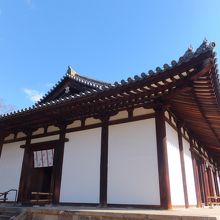 本堂の側面は五間のうち一間のみ開口部のため優美さがあります