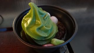 半分屋外のようですが、空港価格ですから高めです。