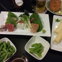 トンカツあり、刺身あり、だし巻き卵あり・・・。