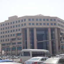 このビルの裏がターミナルなので、分かりやすい目印になるビル