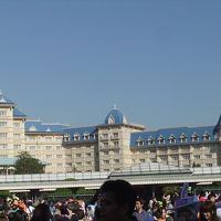 お部屋は右端先端の塔の最上階になります