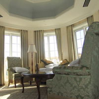 タレットの空間です。ソファーベッドは眺望も最高