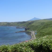 船泊と遠くに利尻富士