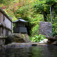 温い露天風呂。冬はどうするのか。