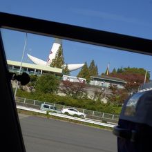 万博公園の太陽の塔　通り過ぎます　上が切れてしまいました