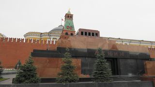 レーニンの遺体が安置されている巨大な霊廟