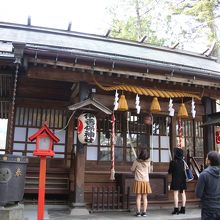 祭神は大己貴命と少彦名命で温泉・医療の神様