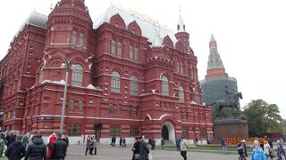 レンガ色の外壁が美しい歴史博物館