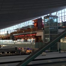 中央のエスカレーターからみた図