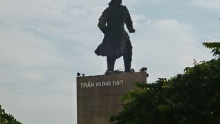 サイゴン川を睥睨するように立つベトナムの英雄。