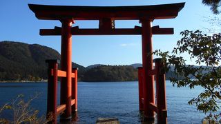 芦ノ湖畔の大きな鳥居