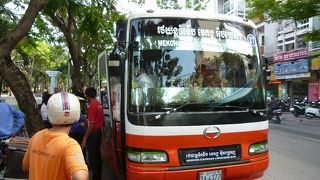 ホーチミンからの国際バスは、ファングーラオ通りから出発。