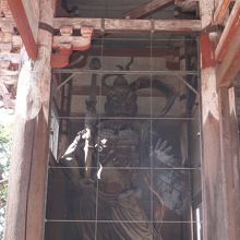 阿形像　指を思い切り広げ大きく開けた口で威嚇してきます