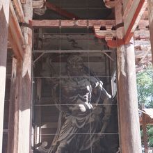 吽形像　「ん」と口を結び腰はひいてくの字　こちらも筋肉隆々