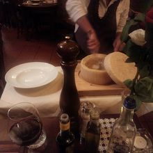 ポルチーニ茸のリゾットをパルミジャーノの中でチーズと絡め中。