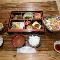 夕食。ご飯とスープはおかわり可です。