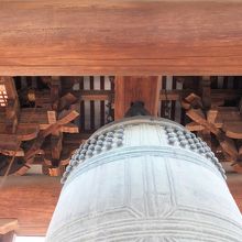 大きな鐘を支えている