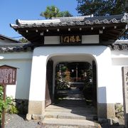 「弘源寺」の隣に建っています