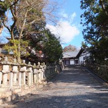 鐘楼のあと階段をあがると三月堂　正堂、礼堂が一つになっている