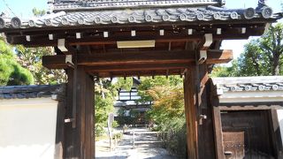 「慈済院」の隣に建っています