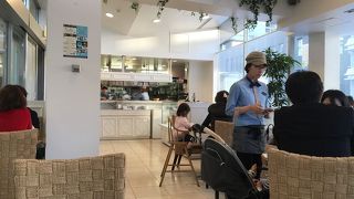 旧居留地の歴史的建造物の上で、明るいテラス