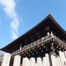 二月堂　懸岸造の木造建築　舞台からの眺めは有名