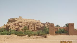 ワルサバードから西に３３ｋｍにあります。