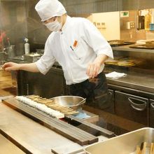 待ち時間は調理が見れます