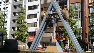 東京駅を背景に