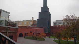 2015年10月25日現在、トロイツカヤ塔は修復中