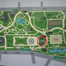 小音楽堂は、日比谷公園の大噴水と第一花壇の間にあります。