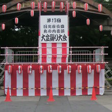 小音楽堂を盆踊りの会場の一部に利用されている様子です。