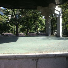 小音楽堂のメーンステージの舞台の様子です。広い舞台です。