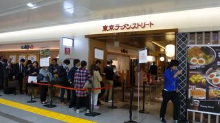 相変わらず「六厘舎」には長蛇の列が。