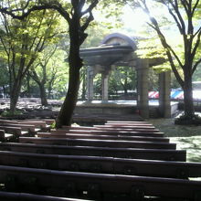 観客(参加者)用の椅子席と中央舞台の位置関係です。