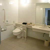 車椅子の人にも優しい広々設計のトイレ