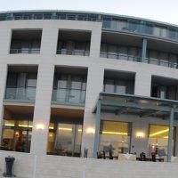 海側の客室のパノラマ。１階はレストラン。