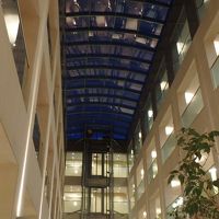 ホテル内部。吹き抜け。ガラス張りのエレベーターで昇降。