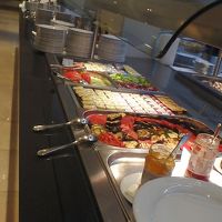 夕食はバイキングスタイル。５つ星だけあって豊富なメニュー。