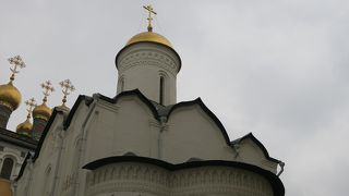 ウスペンスキー大聖堂の西側にあります。
