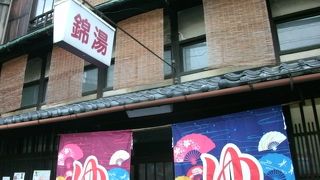 木造三階建ての大きな町家風建物