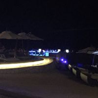 夜のビーチ。奥で光ってるのはバーカウンター。