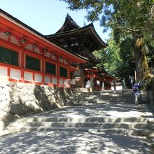 奥の高い建物が楼門、重要文化財です。