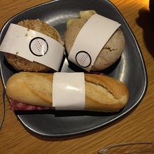 丸いちょっと黒っぽいのが、オリーブ入りのサンド！めちゃウマで