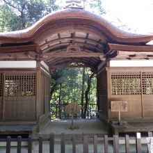 「摂社　出雲建雄神社　拝殿」　国宝です。